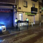 Personal de la funerària, ahir a la nit mentre traslladaven el cos de la víctima des d’un pis del carrer Ciutat de Fraga. - AMADO FORROLLA