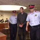 Casteràs, el 2002, després de ser jutjat pel crim a Ponent (esq.), i el 2023, en l’arrest per un assalt (dr.). - SEGRE