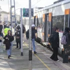 Viatgers ahir al migdia agafant un tren a l’estació de Tàrrega. - LAIA PEDRÓS