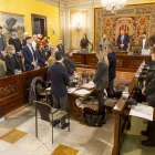 A l’inici del ple es va guardar un minut de silenci en memòria de la dona assassinada diumenge. - JORDI ECHEVARRIA