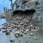 Cedeix un mur a la Donzell, nucli d’Agramunt. L’ensorrament d’un mur de contenció ahir a la Donzell d’Urgell és un dels desperfectes ocasionats per les pluges al municipi d’Agramunt, on també hi ha hagut danys en camins, com el de Serrallonga i el de Mafet. - AJUNTAMENT D’AGRAMUNT