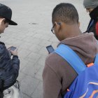 Adolescentes con teléfonos móviles.