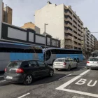 Tres busos sortint per Príncep de Viana en direcció cap al pont. - JORDI ECHEVARRIA
