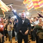 Jorge Azcón celebra amb el puny en alt un resultat electoral en què perd dos escons. - EFE