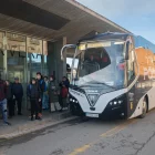 Desconcert. Renfe va mantenir el servei de bus alternatiu, però molts usuaris es van queixar de falta d’informació. Algun d’ells fins i tot va pujar a un autobús que anava en direcció contrària a la que desitjava. - JORDI BONILLA