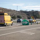 Operaris escampen asfalt a la zona on es van obrir els clots divendres passat. - JORDI BONILLA