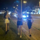 Joves caminant a prop de la discoteca Biloba de Lleida en una imatge d'arxiu.