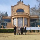 El alcalde, Fèlix Larrosa, el arquitecto, Jaume Terés, y los ediles Iglesias, Bosch y Quiñónez, delante del Xalet de los Camps Elisis.