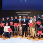 Responsables dels restaurants lleidatans, després de rebre la placa acreditativa a l’Auditori de Girona. - CAIXABANK