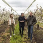 Ordeig visitant una de les finques que l’Emma i l’Oriol Teixidó tenen a Seròs. - PAU PASCUAL