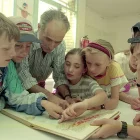 Membres de diverses famílies d’acollida de finals dels 90 es van reunir aquesta setmana a la biblioteca Ferran Sáez de la Granja. - MAGDALENA ALTISENT