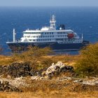 El creuer holandès MV Hondius, a la costa de la ciutat de Praia, a Cabo Verde, dilluns.