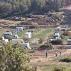 Cotxes i autocaravanes estacionats a Llardecans.