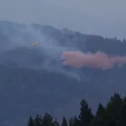 Una avioneta fent una descàrrega sobre el foc. - EDGAR ALDANA