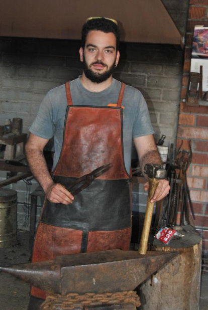 Ricard Sangrà, al seu taller amb martells i pinces creats per ell. - E.FARNELL