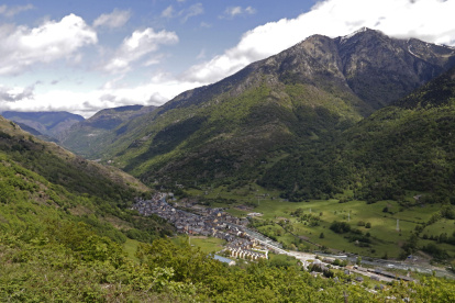 Vista aérea de Bossòst y el Vall de Aran con el curso del río Garona desde Eth Portilhòn