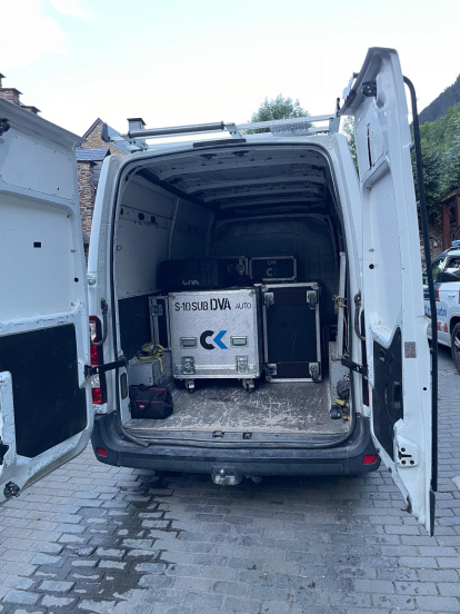 Imagen de la cajas que contenían los equipos de sonido e imagen.