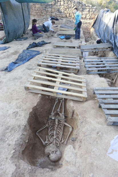 De moment s'hi han trobat una trentena de cossos i podria haver-hi un centenar.