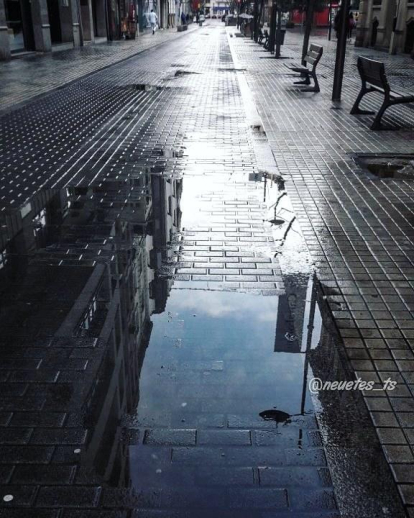 Dia gris i plujós pels carrers de Lleida