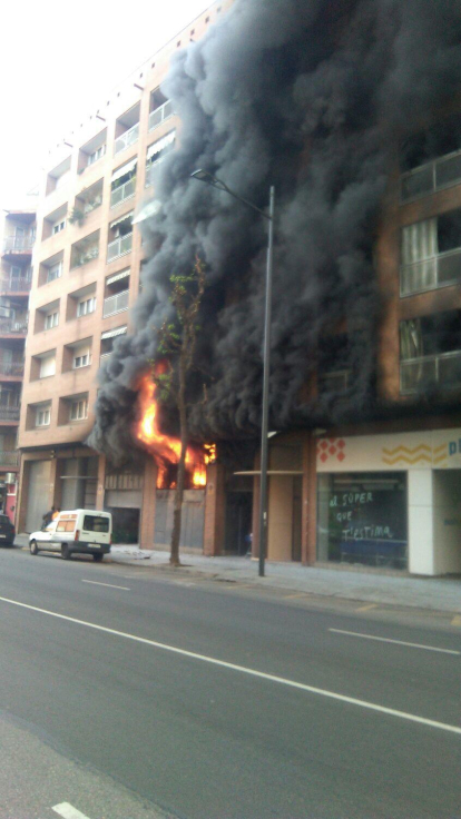 Una imatge de l'incendi d'aquest dijous al carrer Baró de Maials de Lleida