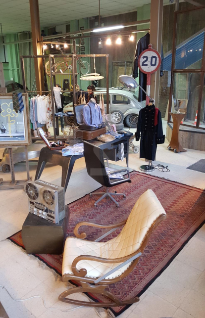 Quan un entra al taller de l'arquitecte i dissenyador de mobles anglès Jonathan Singleton, establert a Agramunt, unifica tot allò que hi ha sota el paraigües del 'vintage', però no és correcte