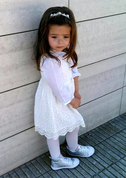 La Valentina de tres anys, porta un model de festa primaveral