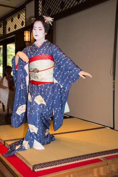 3.	En KYOTO una Maiko estudiante para geisha nos deleitó con un baile