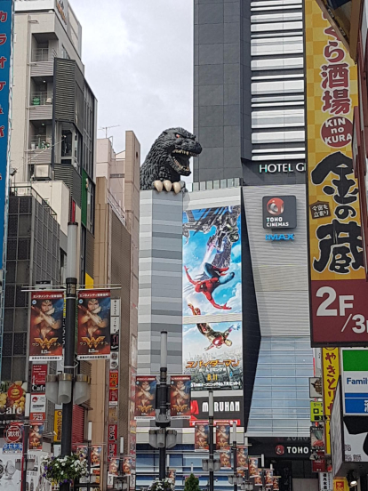 11.	TOKIO  La gigantesca cabeza de Godzilla  en la terraza de la 8ª planta del Edificio Shinjuku Toho  al lado del hotel Hotel Gracery Shinjuku
