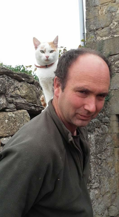 El gat tom al ombro del seu amo Jaume.Sant Climenç de Pinell.foto de Magda Bach.