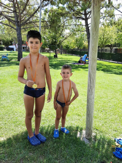 Bona tarda,      Us envio foto dels meus fills per a si la podeu publicar a Cercle i participar del concurs, del vostre diari:                    El Genís i el Valeri aprofiten l'estiu per seguir progressant en natació.