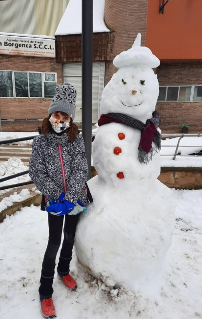 L'Aina ha disfrutat molt d'aquesta nevada de gener. Ha fet amb el seu pare un ninot de neu més alts que ells