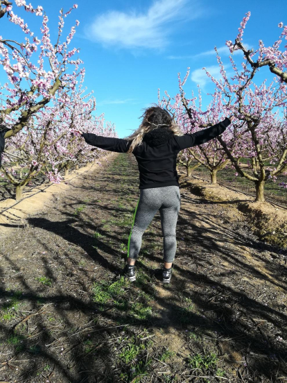 Raquel disfrutando del precioso paisaje de los arboles frutales d'Aitona!