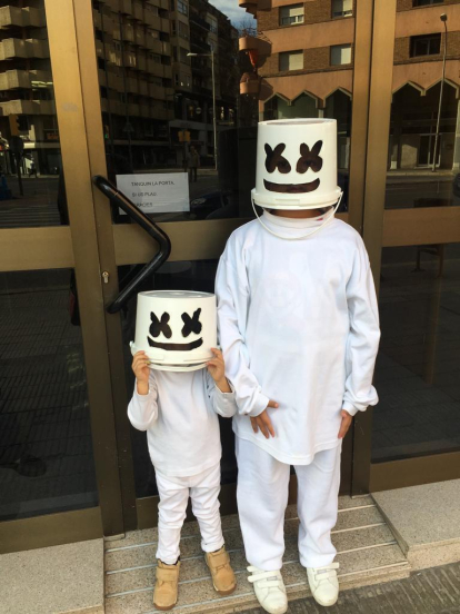 mis dos niños disfrazados de masmelos ademas los cascos los.izo mi peke de 8 años super bonitos