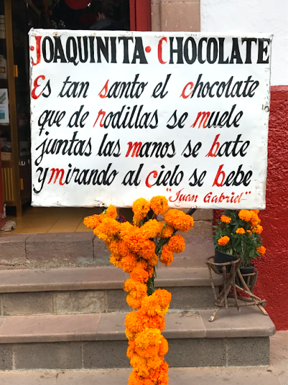 Als carrers de Pátzcuaro, al centre de Méxic, la Cholateria Joaquinita dóna la benvunguda als seus clients amb aquest magnífic cartell fent al·legoria a l'acció de resar