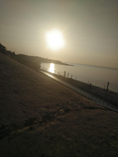 Sol solet a la platja de Tarragona. Feia calor a Les 8 del matí 