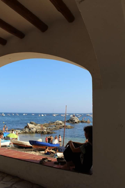 Reflexions d'una dona mirant al mar de Calella ( vaig quedar enamorada d'aquesta postal que se m'oferia davant la càmera)
