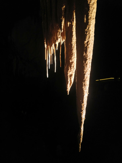 Disfrutant en família de les coves d'Astitz i de les seves màgnifiques estructures geològiques.