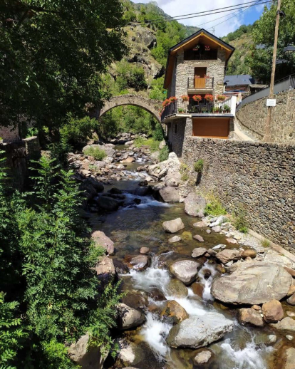 Tavascan, preciós poble de muntanya, amb el seu pont medieval de pedra i el riu Lladorre que el travessa. (Pallars Sobirà)