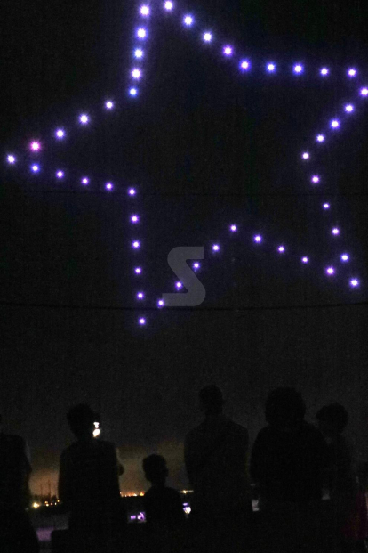 Imatges de l'espectacle de drons que va omplir de llums i música el cel d'Alcarràs