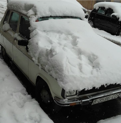 A part de la gran nevada el pobre cotxe que hi ha a sota R6 i al primer cop de clau va engega.Foto dedicada a ellSolsonès