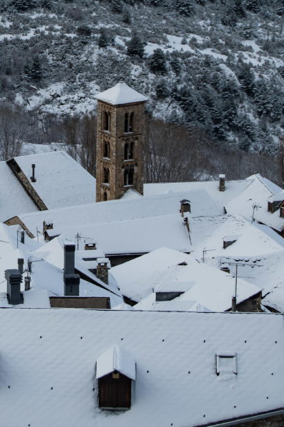 El camparar  de Sta Maria de Taüll, sobresurt per damunt de les teulades del poble que han rebut una de les primeres nevades