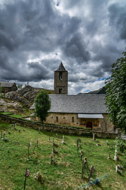 Esglesia de Sant Joan de Boi, sota un cel amenaçador de pluja