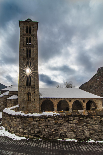 El sol de migdia es cola per un dels finestrals de la torre de Santa Eulàlia d'Erill. ( Vall de Boi)