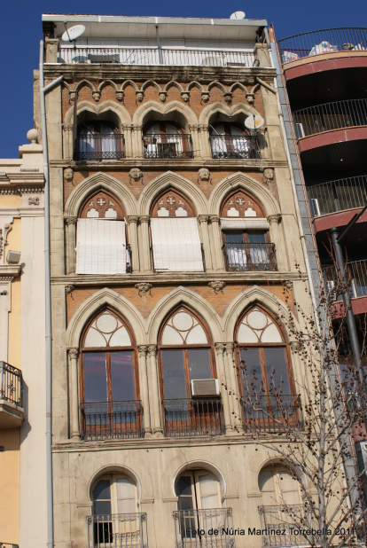C/. Major, 29, Casa Segura  , arquitecte Julio de Saracibar 1880 . Bloc de pisos historicista , que la fatxada te una singular barreija d'estils de caracters àrabs i a les plantes inferiors estil gòtic.