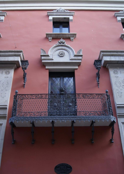 Balcó del Serraller , una filigrana que es te que admirar , obra barroca de forja datat al  1761  a la façana del Palau de la DIputació , procedent d'un altre edifici ara desaparegut,al 1962 fou colocat a la seva ubicació actual.