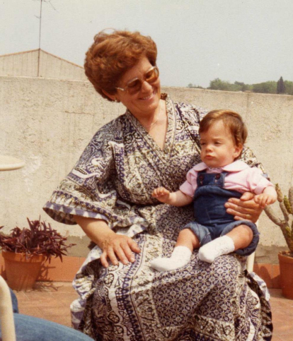 Som la meva àvia i jo la primavera del 1982, a la terrassa de l`àtic on vivia la meva àvia a la Gran Via de les Corts Catalanes (Barcelona).