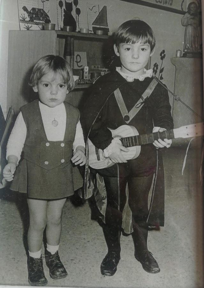 Foto dels anys 70 ,vestit de tuno a la meva classe de primària i amb la meva germana.L´entorn fa reviure la nostra infància.