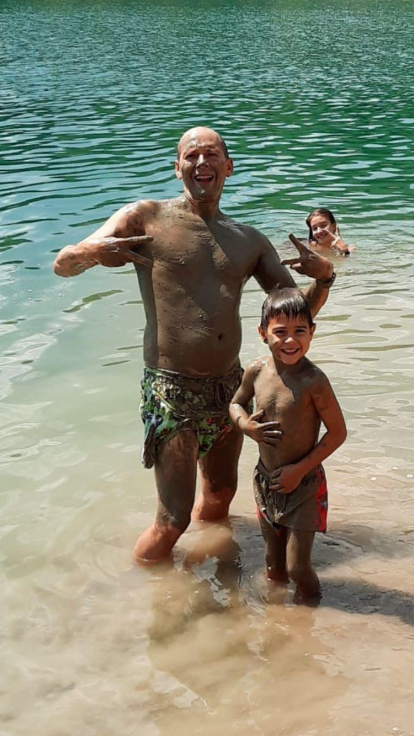 El Santi amb el seu fill Blai , un dia d' estiu al pantà de Sant Antoni com podeu veure van sortir ven enfangats.