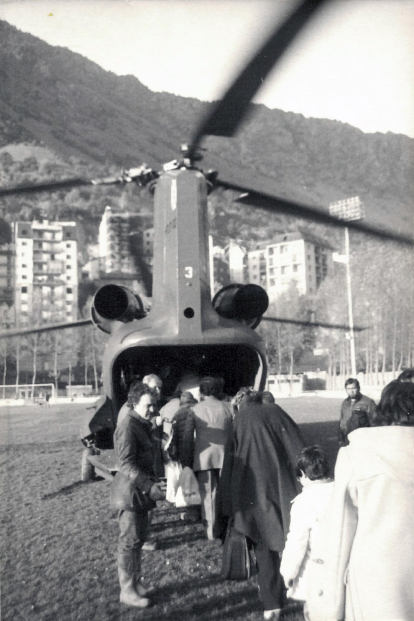 Helicòpters transportaven provisions a pobles aïllats