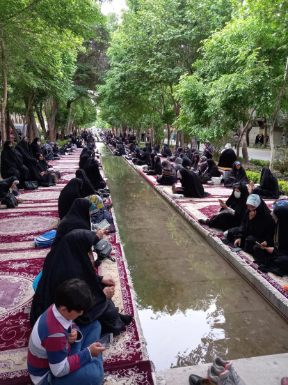 Dones resant el darrer divendres del ramadà. Isfahán, Iran.